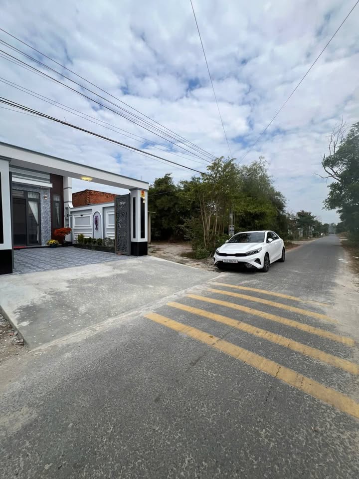 Nhà phố Hóc Trâm, Tây Ninh 120m² giá 1.65 tỷ - Thiết kế hiện đại, kinh doanh thuận lợi!