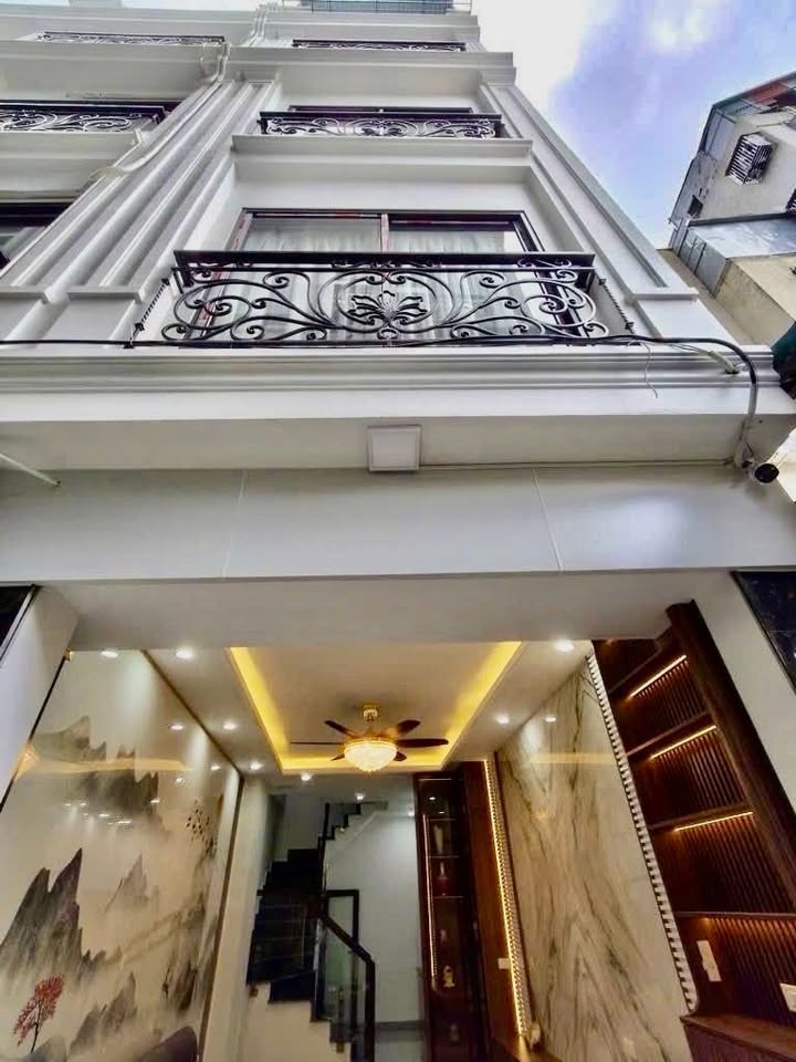 Nhà 5 tầng Hồ Tùng Mậu 32m² giá 8 tỷ - Ngõ rộng, tiện ích đầy đủ!