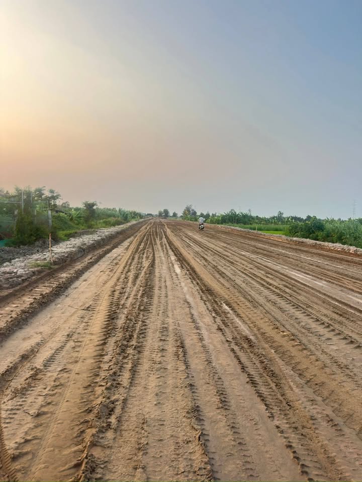 Đất nền mặt tiền kênh 26m tại Phước Trung, Gò Công Đông, 5400m² giá 5.6 tỷ - Cơ hội đầu tư tuyệt vời!