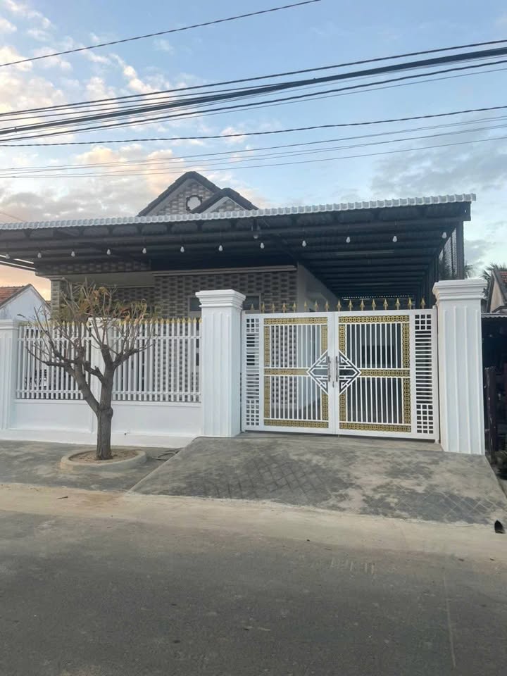 Nhà mặt tiền Thôn Xuân Mỹ, Ninh Hòa 250m² giá 2.55 tỷ - Dọn vào ở ngay!