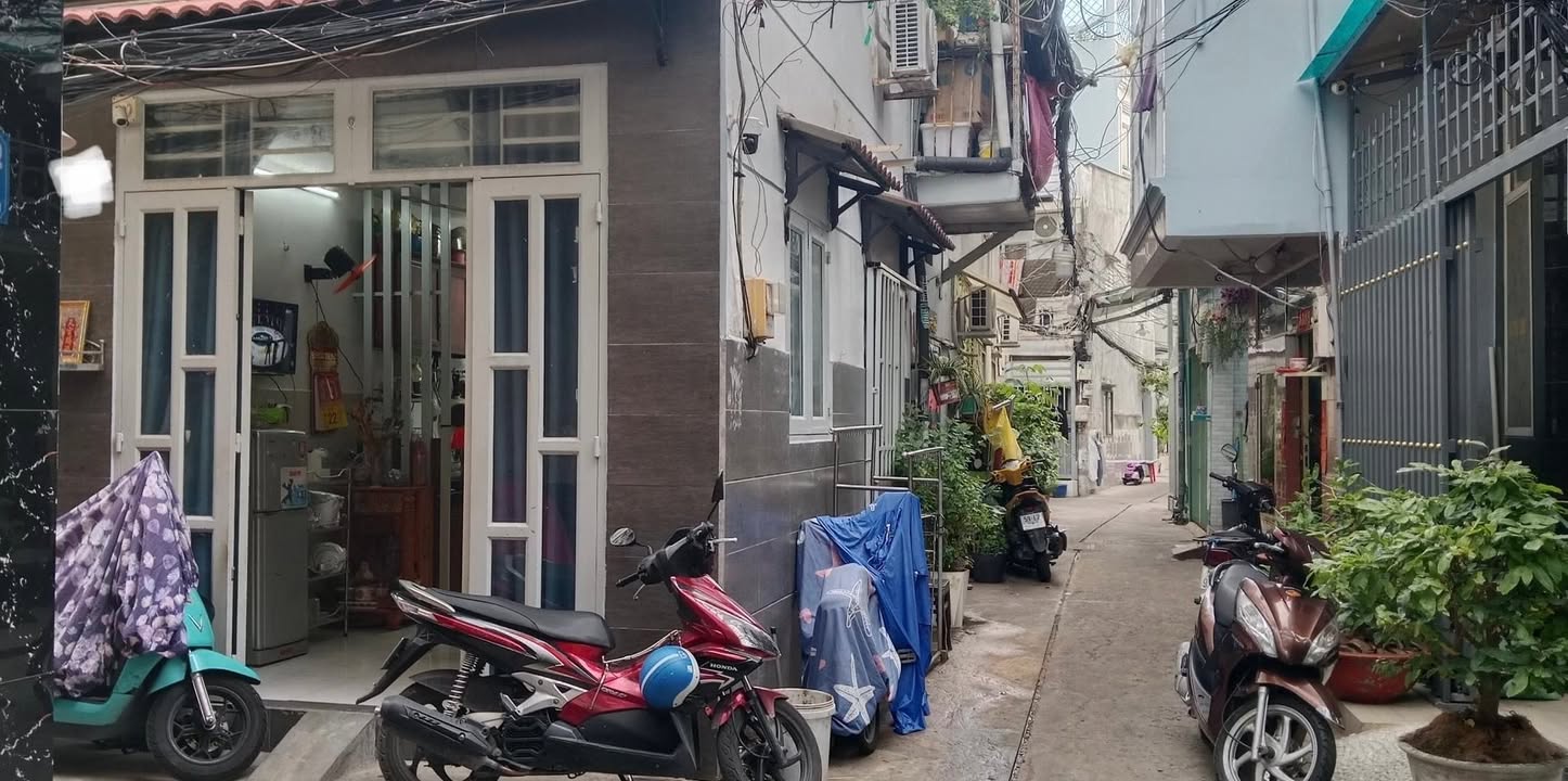 Nhà riêng Lạc Long Quân, Quận Tân Bình, 24m², giá 2 tỷ - Kinh doanh nhỏ lý tưởng!