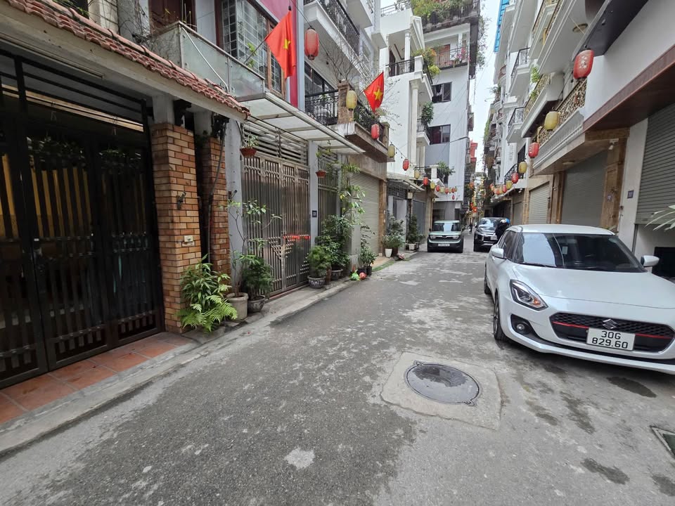 Nhà 5 tầng Nguyễn Văn Cừ 69m² giá 20.8 tỷ - Khu dân trí cao!