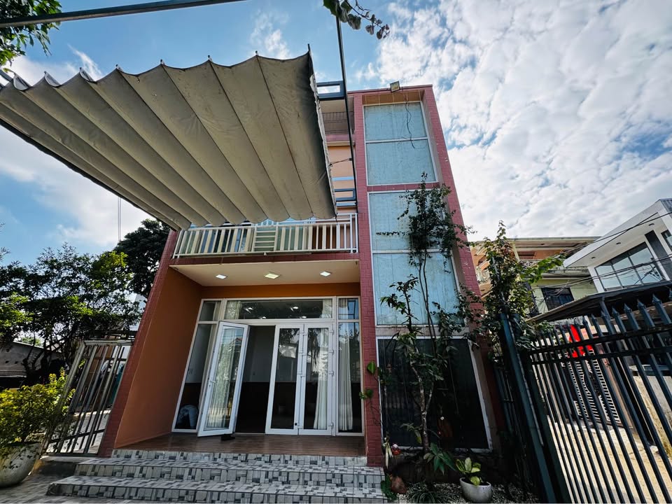 Nhà 3 tầng 100m² tại Lý Nam Đế, Huế giá 2 tỷ - Đẹp lung linh sẵn sàng ở ngay!