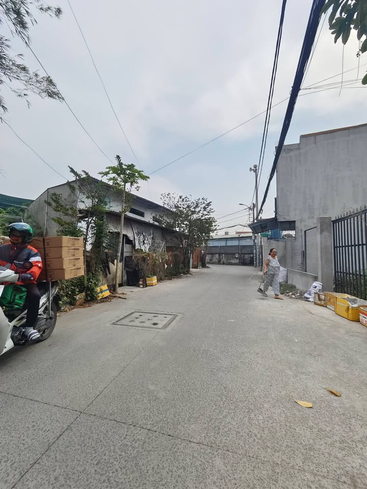 Nhà phố 1706 Hóc Môn 105m² giá 5.6 tỷ - Sổ đỏ chính chủ, vị trí dễ dàng di chuyển!