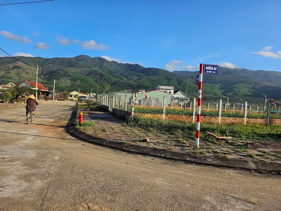 Đất nền góc view công viên tại Thôn Chánh Danh, Cát Tài, 200m² giá 800 triệu - Sổ đỏ chính chủ!