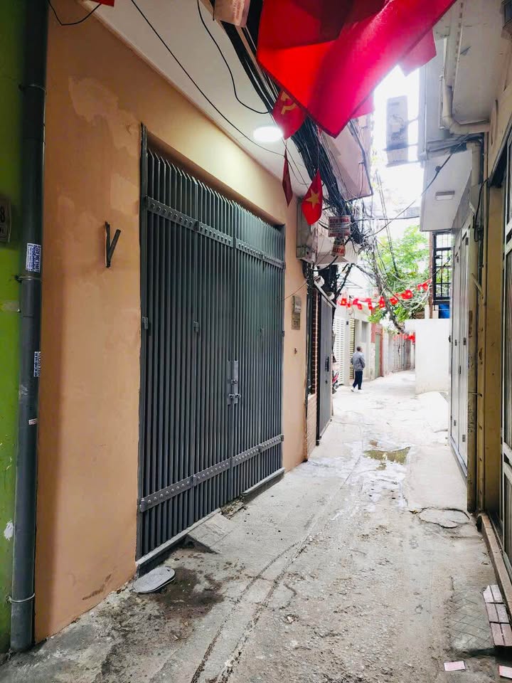 Nhà 5 tầng Đê La Thành, Đống Đa, 49m², giá 9.5 tỷ - Khu vực trung tâm sầm uất!