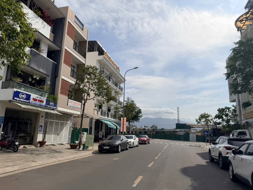 Bán gấp FrontHouse tại Nha Trang 100m² giá 8.4 tỷ - Kinh doanh sầm uất!