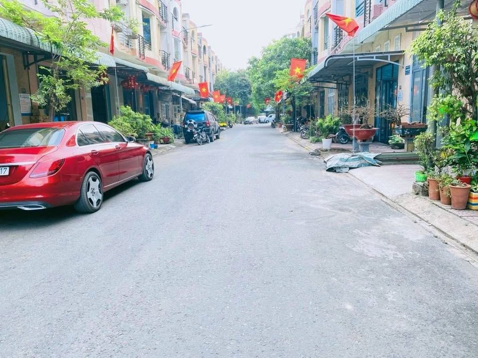 Nhà phố 3 tầng KDC Nam Thịnh Dĩ An 71m² giá 6.4 tỷ - An ninh 24/24!