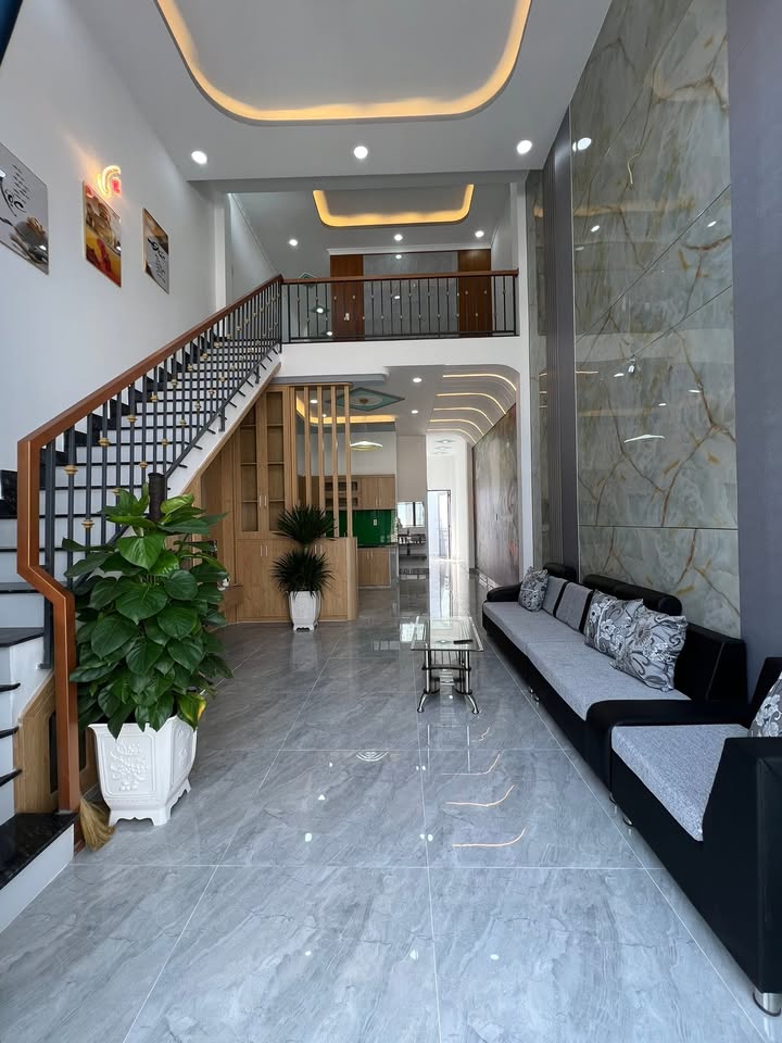 Nhà Gần Chợ Xuân Thới Thượng, Hóc Môn 90m² giá 4.15 tỷ - Full nội thất cao cấp!