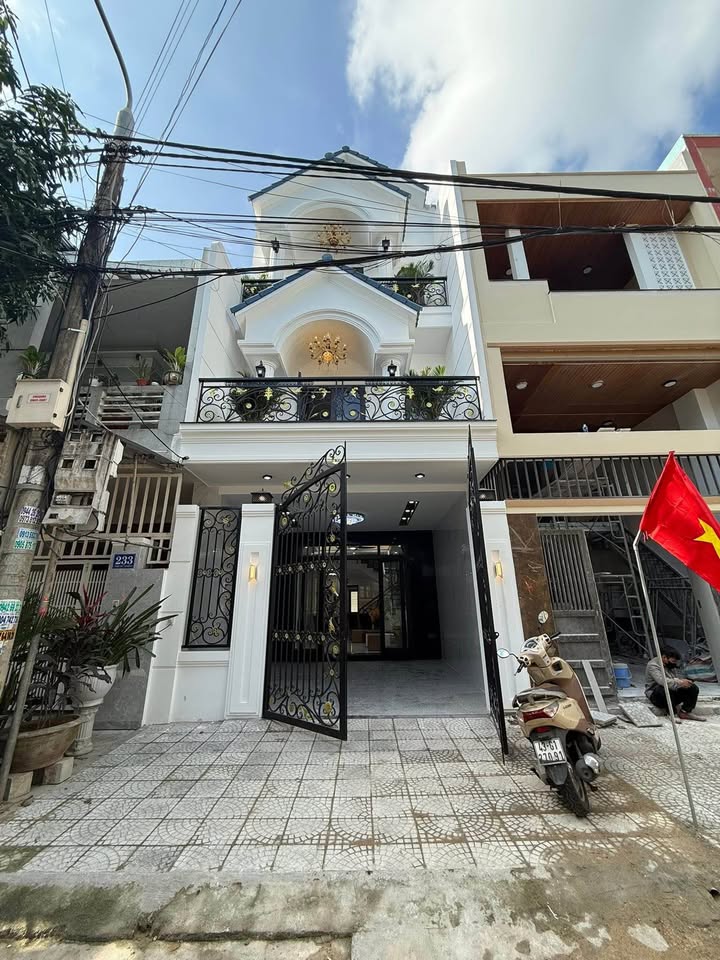 Nhà 3 tầng mặt tiền đường Trần Quý Khoách, Liên Chiểu, 90m² giá 8 tỷ - Thiết kế tân cổ điển sang trọng!