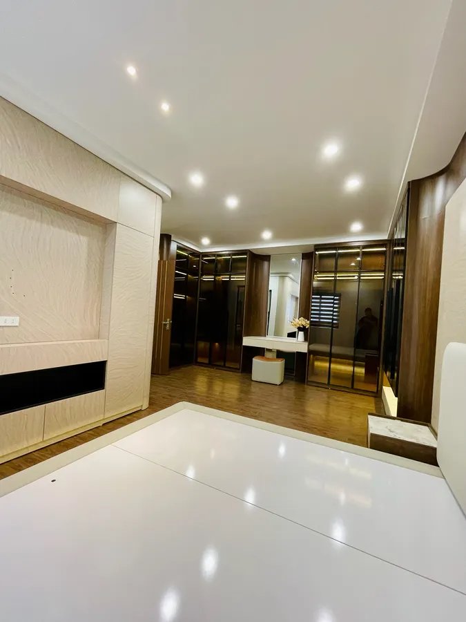 Nhà phố tại Giải Phóng, Hoàng Mai 73m² giá 20.7 tỷ - Vị trí đắc địa, thang máy hiện đại!