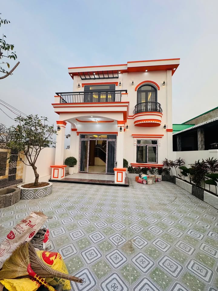 Nhà riêng Cần Giuộc 160m² giá 3.88 tỷ - Sân vườn hiện đại, sổ hồng riêng!