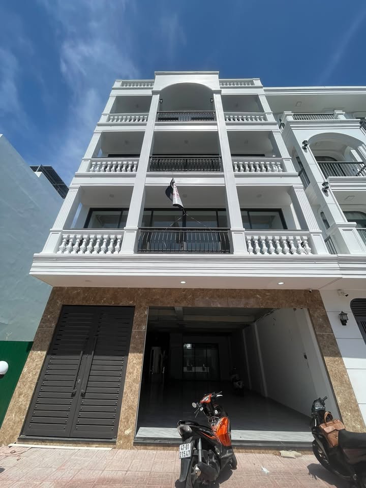 Cho thuê tòa nhà mặt phố Hà Quang 1, Nha Trang 160m² - Thiết kế hiện đại, thang máy tiện lợi!