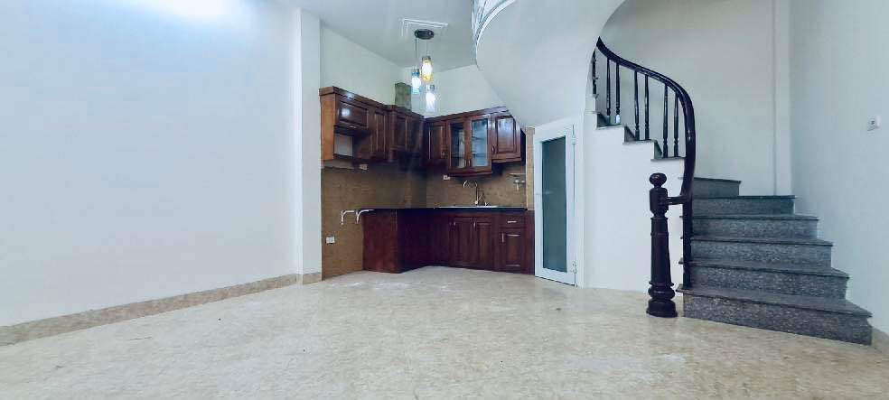 Nhà riêng Hoàng Quốc Việt, Cầu Giấy 30m² giá 6 tỷ - Vị trí đẹp, sổ đỏ chính chủ!