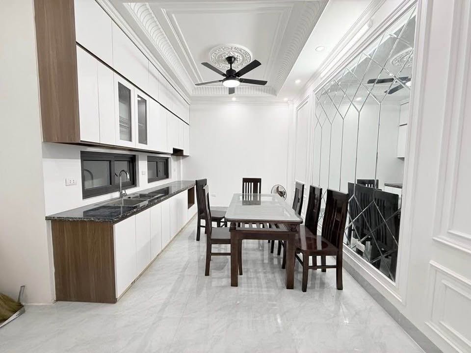 Nhà mặt phố Hào Nam 47m² giá 11.5 tỷ - Lô góc kinh doanh sầm uất!