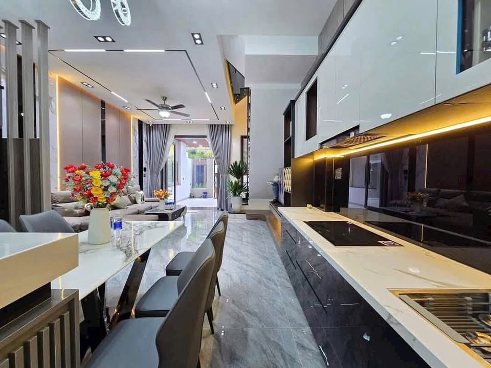 Nhà phố Ngọc Thụy Long Biên 48m² giá 14 tỷ - Kinh doanh ngay, thang máy và ô tô tránh!