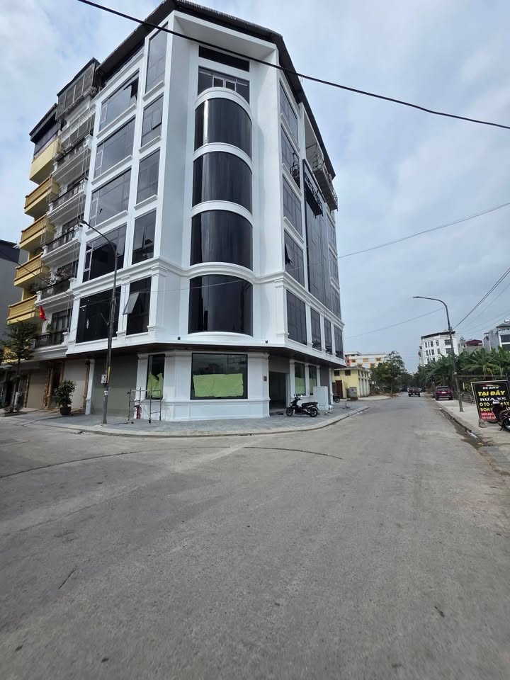Tòa nhà văn phòng cho thuê tại Vạn Phúc, 1400m² - Bàn giao mới 100% tháng 1/2026!
