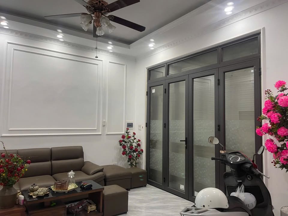 Nhà phố Huỳnh Thúc Kháng, Ba Đình, 50m² giá 9.9 tỷ - Khu dân trí cao!