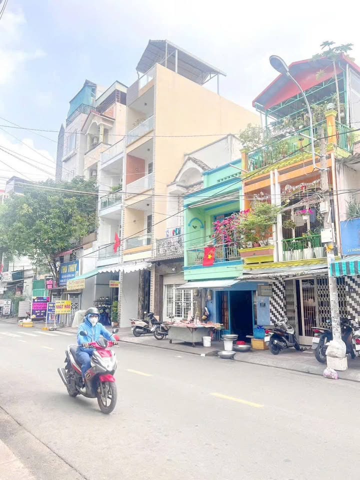 Bán nhà 5 tầng mặt tiền đường Đông Hồ, Quận 8, diện tích 180.9m² - Tiện kinh doanh hấp dẫn!