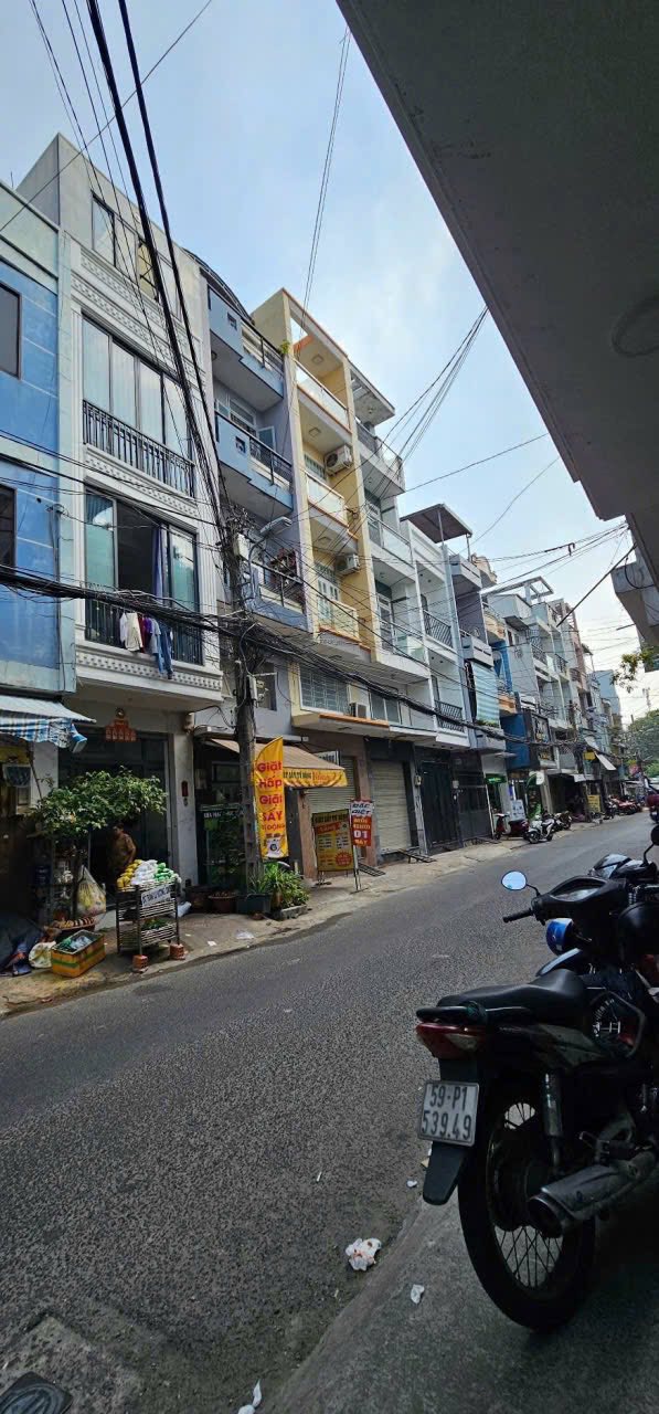 Nhà phố mặt tiền Lạc Long Quân, Quận 11, 32m² - Kinh doanh sầm uất