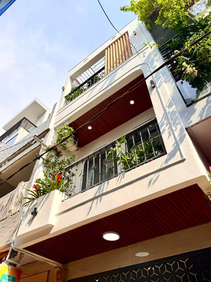 Nhà phố Quận 3 Lê Văn Sỹ 42m² giá 11.75 tỷ - Hẻm xe hơi sang trọng!