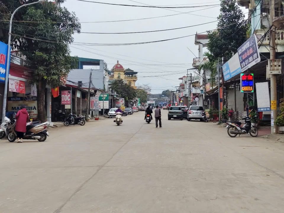 Nhà 3 tầng mặt tiền 3.8m tại Ngã Tư Lục Quân, giá 6 tỷ - Kinh doanh đắc địa!