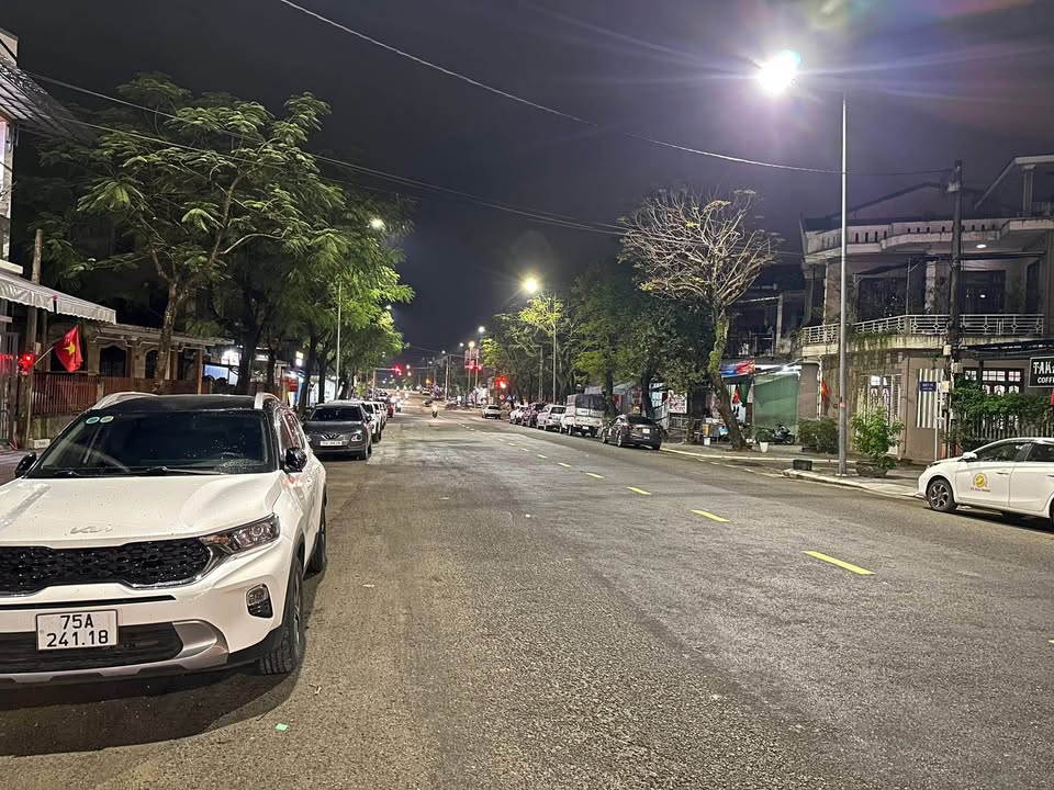 Bán nhà FrontHouse 4 tầng Đào Tấn, 180m² giá 13 tỷ - Kinh doanh sầm uất!