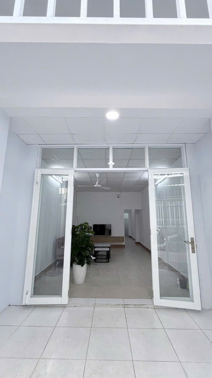 Nhà phố Quốc Tuấn Nha Trang 51.8m² giá 5.5 tỷ - Thiết kế hiện đại, sổ hồng chính chủ!