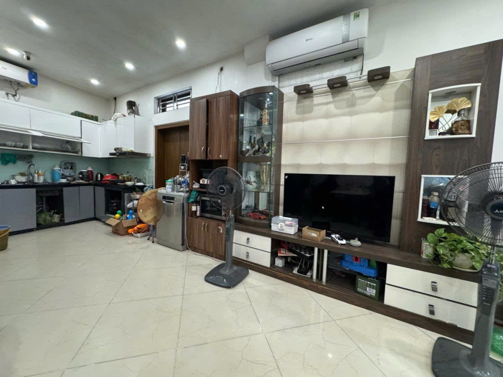 Nhà mặt đường Láng 125m² giá 22 tỷ - Cơ hội đầu tư không thể bỏ lỡ!