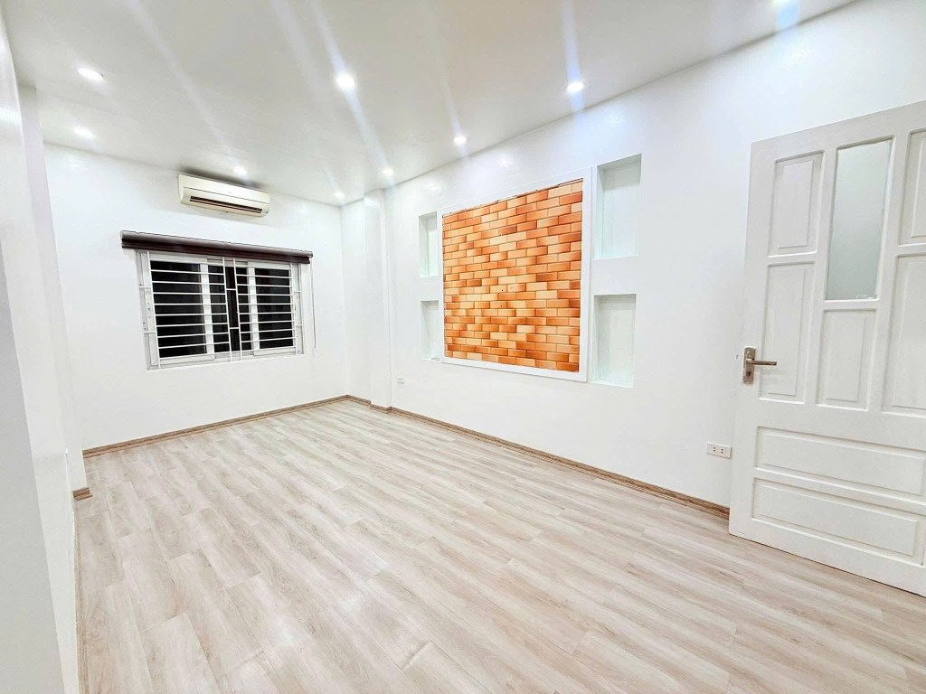 Nhà Lạc Long Quân 32m² 5 tầng giá 9.2 tỷ - Sẵn sàng vào ở ngay!