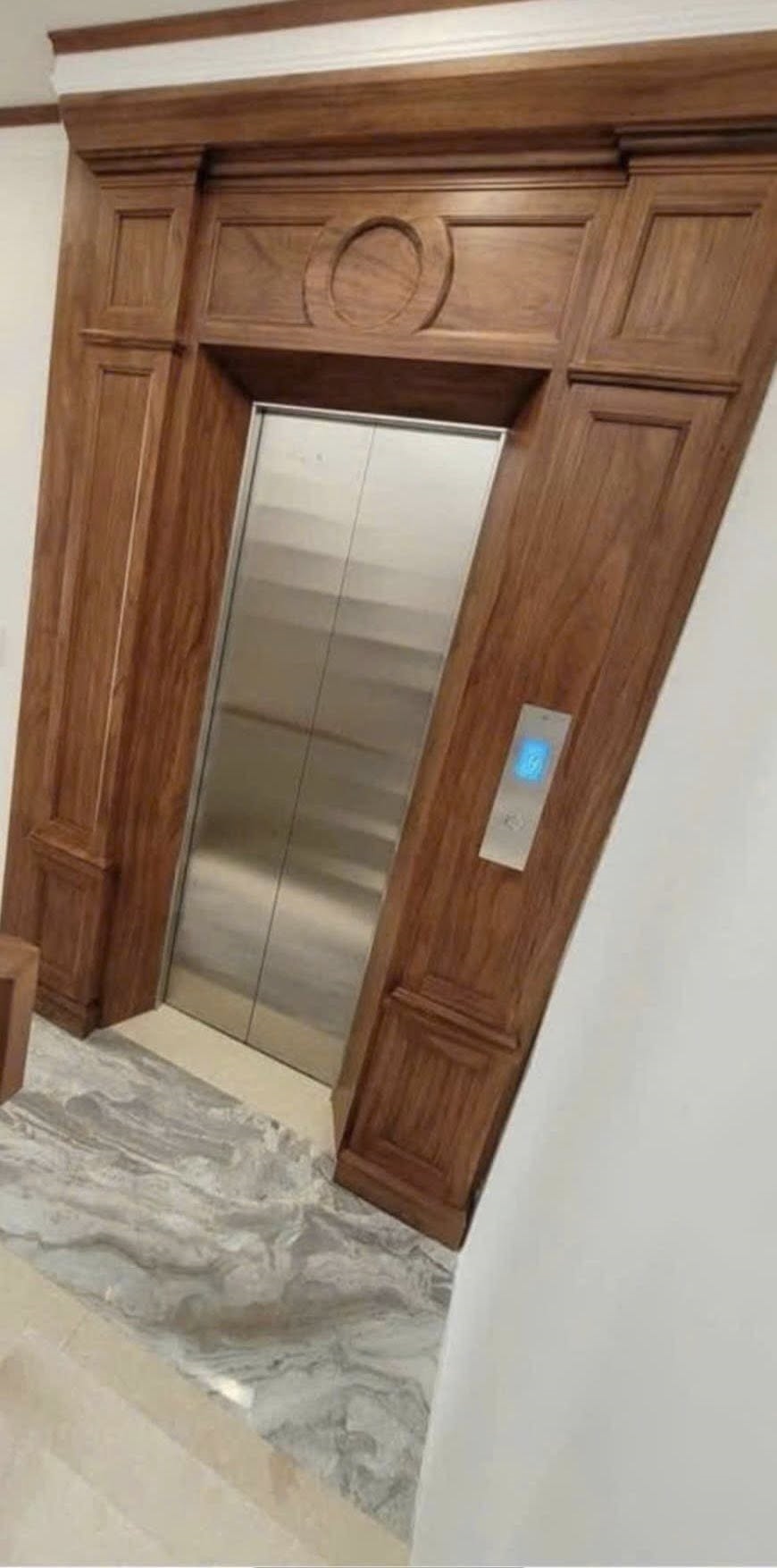 Tòa nhà văn phòng Dịch Vọng 52m² giá 24.5 tỷ - Thiết kế thông minh, ô tô đỗ cửa!