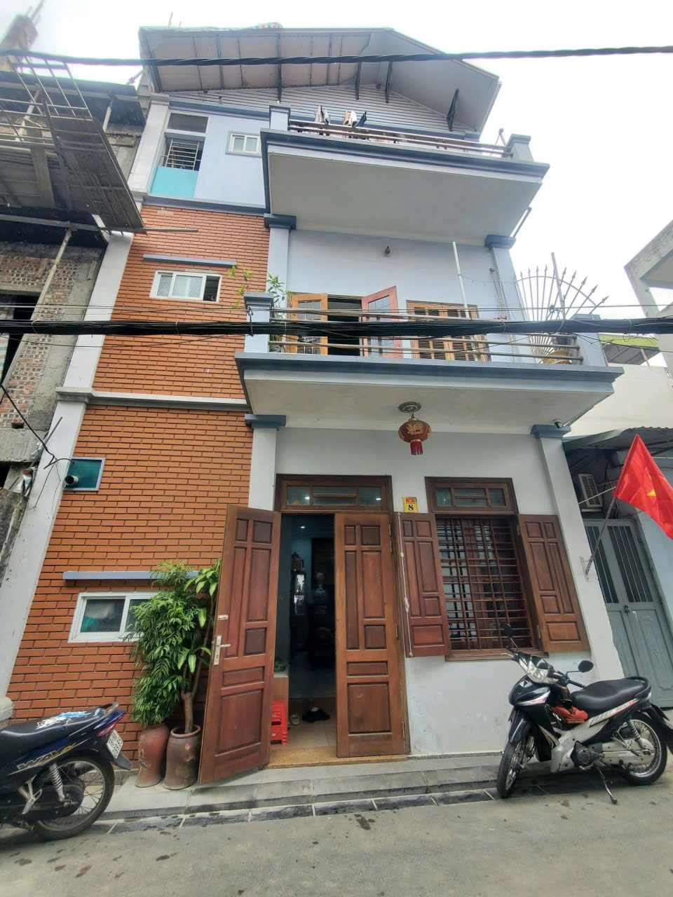 Nhà 3 tầng Sài Đồng, Long Biên 42m² giá 11.2 tỷ - Mặt tiền khủng, ô tô tránh!