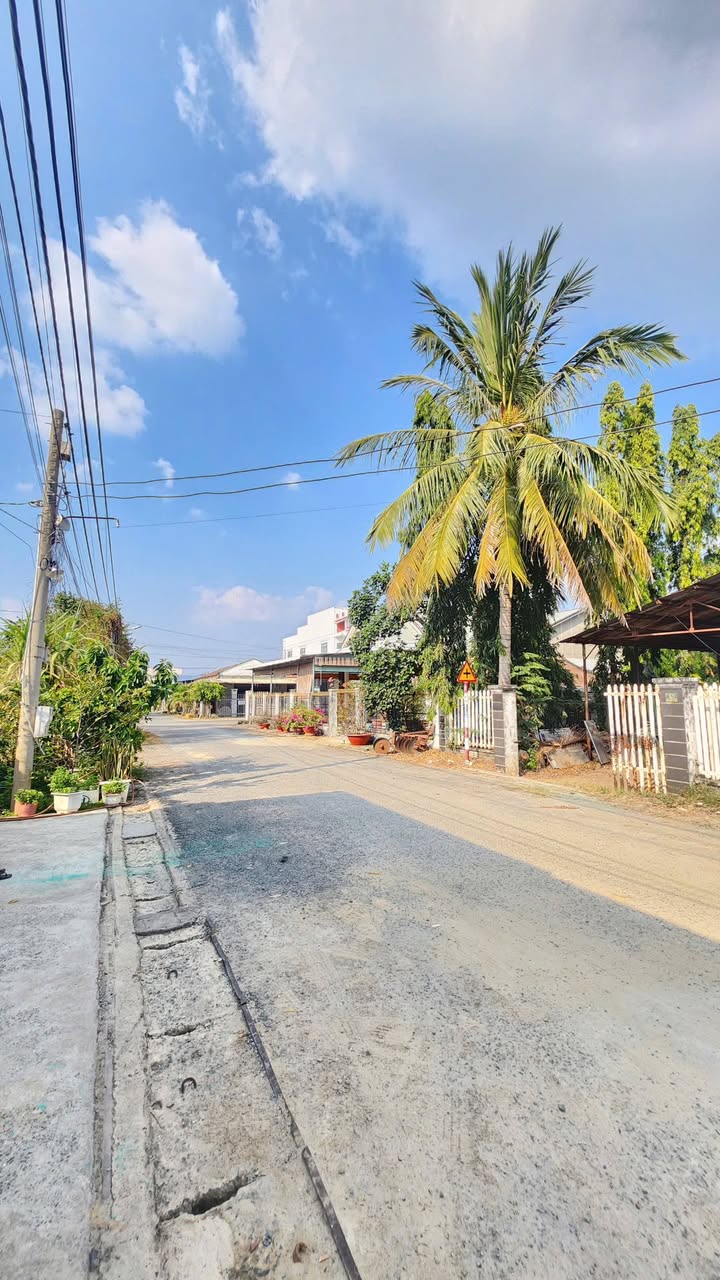 Nhà phố Ninh Thạnh, TP Tây Ninh 100m² giá 1.95 tỷ - Gần chợ tiện lợi!