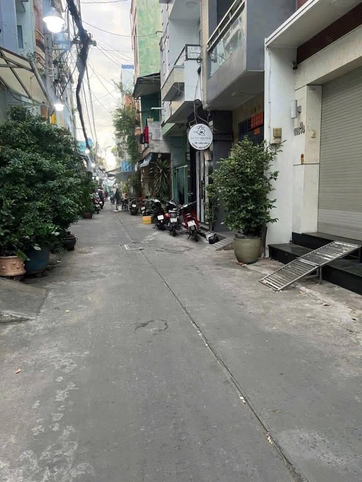 Nhà bán Lạc Long Quân, Quận 11, 33m² - Tiện cải tạo hoặc xây mới theo ý thích!