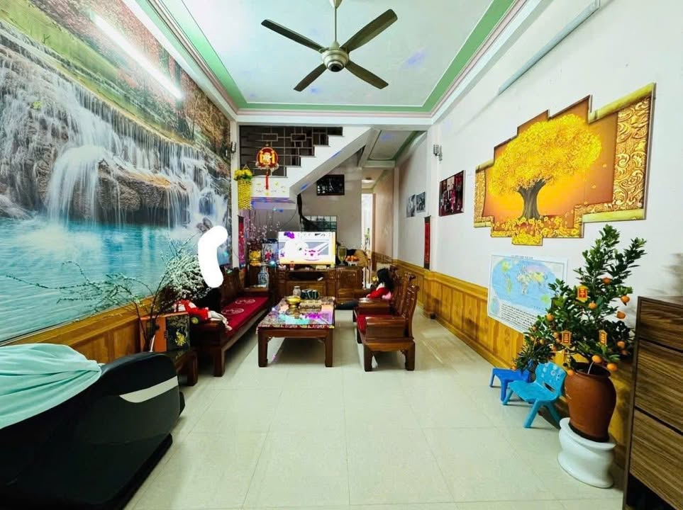 Nhà 2 tầng 1 tum trên đường Lê Hoàn, 100m², giá 2 tỷ - Chính chủ bán gấp!