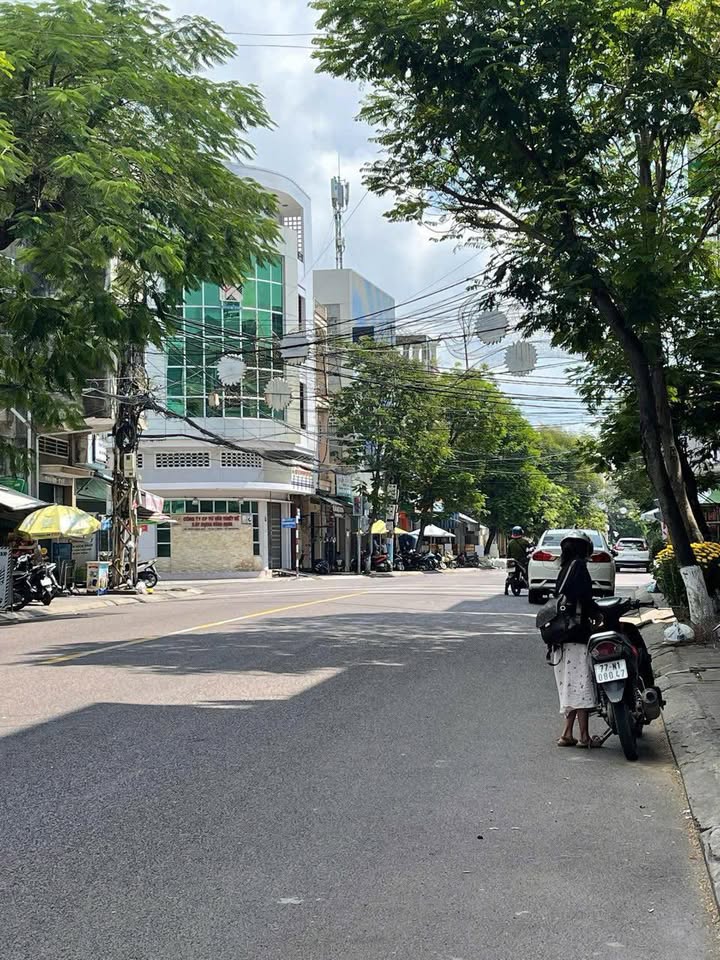 Nhà mặt tiền Trần Hưng Đạo, Huyện Phù Cát, 260m² giá 24 tỷ - Vị trí đắc địa!