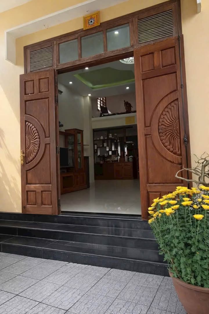 Nhà 3 tầng 2 mặt kiệt ô tô Đặng Tất, Hương Vinh 99m² giá 2 tỷ - Tiện nghi đầy đủ!