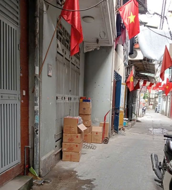 Bán nhà ngõ 353 Lĩnh Nam 25m² giá 3 tỷ - Lô góc, đủ nội thất, sẵn sàng ở!