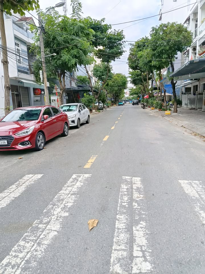 Nhà mặt đường Nguyễn Lộ Trạch, Hải Châu, 120m² giá 11 tỷ - Kinh doanh sầm uất!