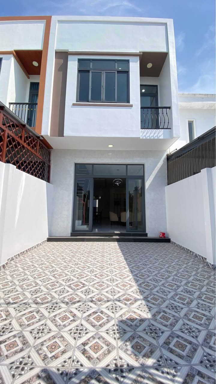 Nhà phố Long Hưng, Mỹ Tho 100m² giá 1.95 tỷ - Thiết kế hiện đại, sẵn sàng ở ngay!