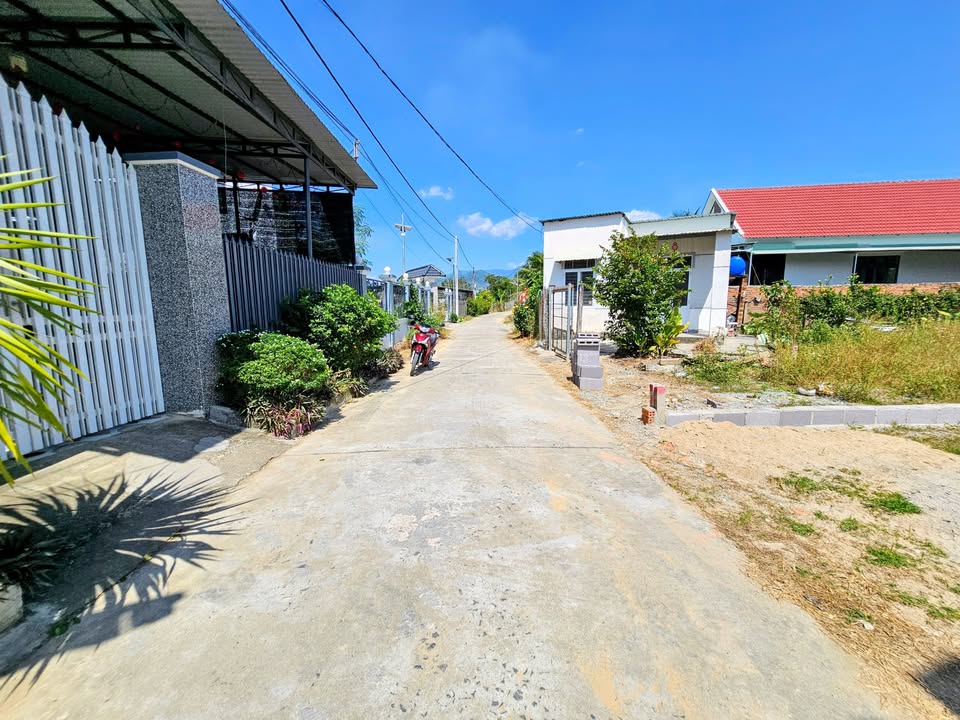 Đất nền Diên Hòa 178.5m² giá chỉ 1.07 tỷ - Sổ hồng chính chủ sẵn sàng giao dịch!