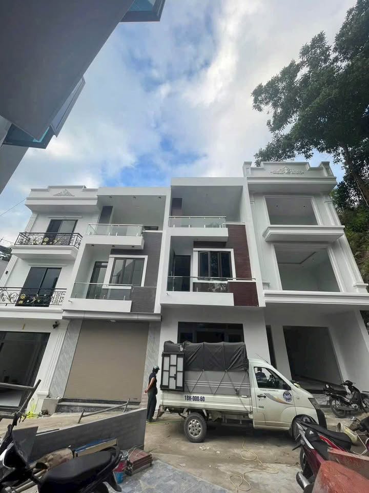 Nhà phố 3 tầng Ngõ 9 Cao Thắng 90m² - Ô tô đỗ cửa, vị trí thuận lợi!