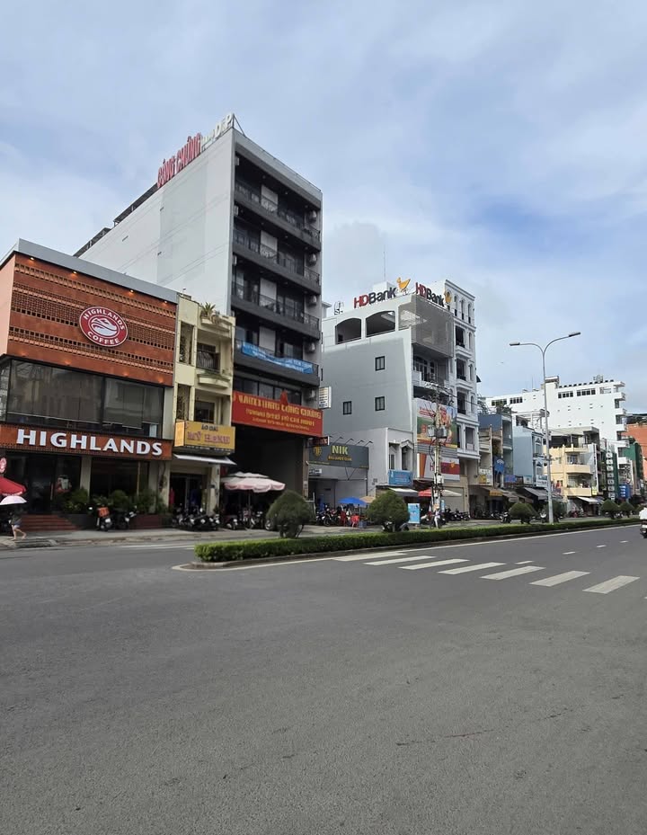 Nhà 4 tầng đường Ung Văn Khiêm, Bình Thạnh 62m² giá 12 tỷ - Vị trí đắc địa, cho thuê ổn định!