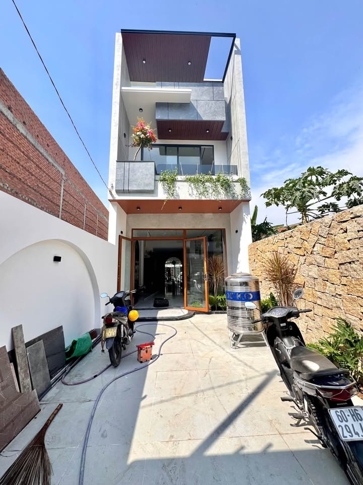 Nhà 2 Lầu Hố Nai 117m² giá 4.38 tỷ - Đường Nhựa ô tô vào tận nhà!