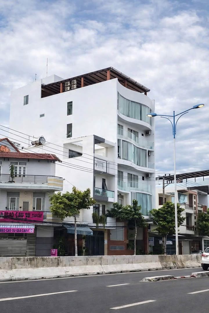 Khách sạn mặt tiền Nguyễn Tất Thành 191m² giá 19 tỷ - Cơ hội đầu tư hấp dẫn!