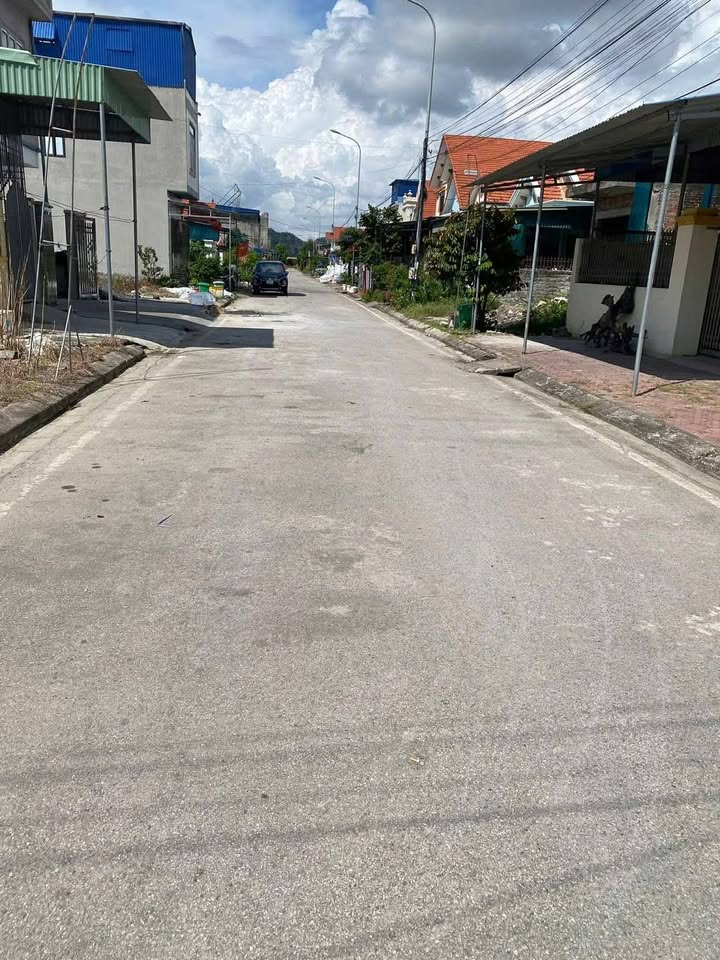 Nhà chính chủ Tái định cư Gia Minh 180m² giá chỉ 2.5 tỷ - Sẵn sàng vào ở ngay!