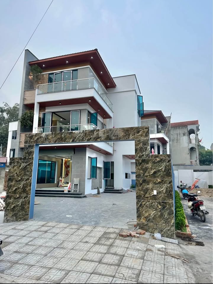 Biệt thự 3 tầng khu vực Quang Trung, Thái Nguyên 260m² - Sân vườn rộng rãi, chính chủ!