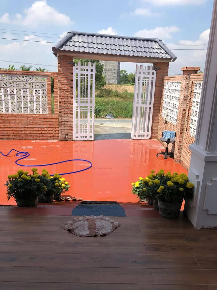 Nhà đẹp Tân cổ điển 180m² tại Ấp Trung, Cần Giuộc chỉ 2.8 tỷ - Sẵn sàng vào ở ngay!