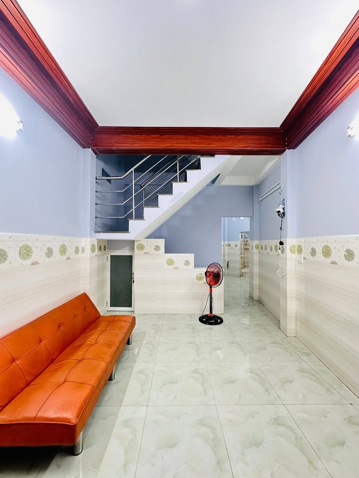 Nhà phố Lạc Long Quân, Quận 11, 40m² giá 4 tỷ - Hẻm xe hơi đỗ cửa