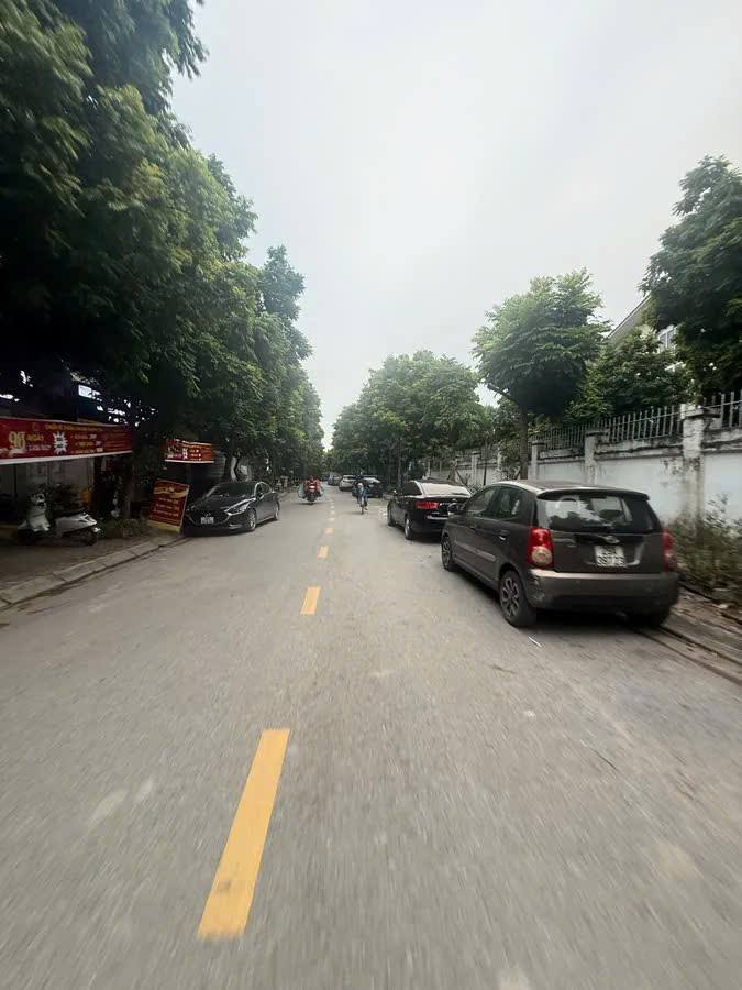 Đất Phúc Lợi 100m² giá 9.95 tỷ - Đầu tư hiệu quả gần phố!